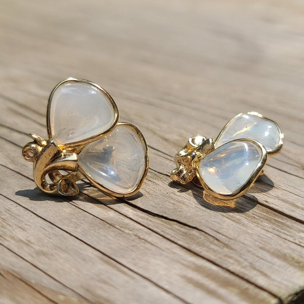 Vintage Crown Trifari Clip-On Earrings Gold Tone Iridescent Opaline Glass Petals - Picture 8 of 8